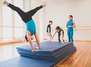 Akrobatik & Bodenturnen auf Englisch: acrobatics classes for kids in English