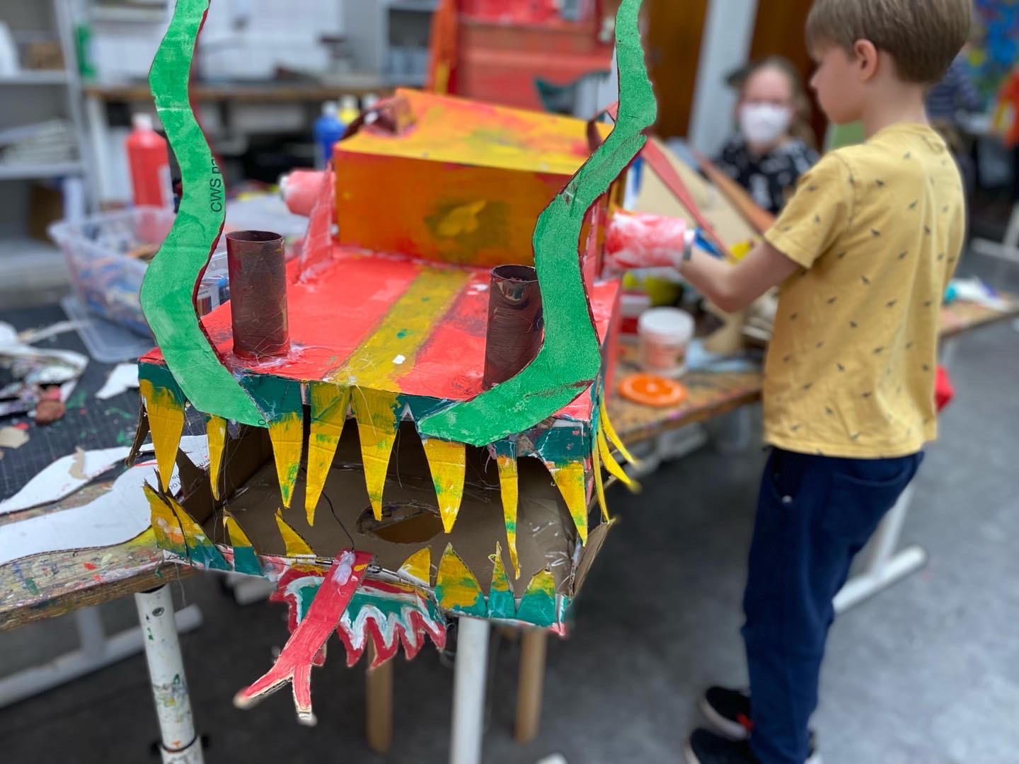 Drachenmasken bauen: Nachhaltiges Bauen & Designen mit Pappe | Kindaling.de