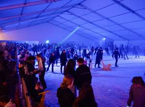 Große überdachte Eisbahn im Holland-Park