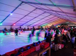 Große überdachte Eisbahn im Holland-Park