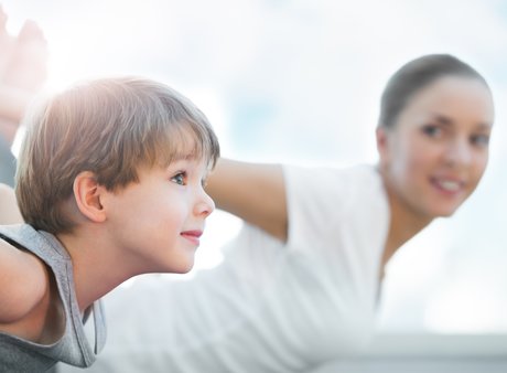 fantasievolles und bewegtes Familien-Yoga | Eltern-Kind-Yoga