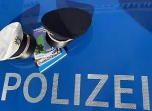 Polizist*innen lesen vor