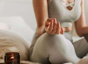 Kind betreut. Yoga Zeit.