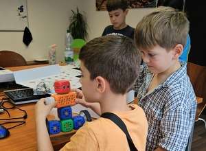 Roboter bauen. Coden mit ScratchJr. Los!