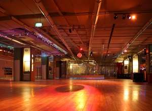 Disco Roller Market mit DJ Musik – Rollschuhlaufen im zik