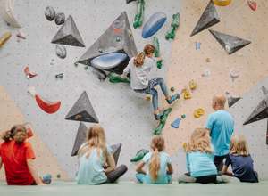 Bouldern (Klettern in Absprunghöhe) in der Boulderhalle