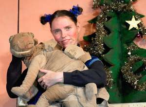 " Frau Schaum und ein Dinosaurier unterm Weihnachtsbaum"