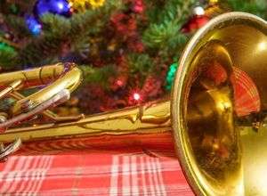 „Festliche Töne: Bläser bringen Weihnachtsfreude“