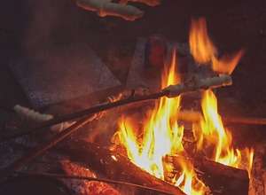 Sonnenwendfeuer mit Adventsmarkt, Punsch und Stockbrot
