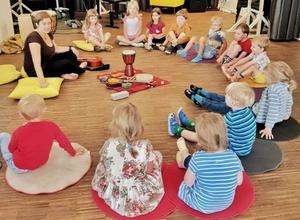 JUNGES GEMÜSE MACHT MUSIK- MIT INSTRUMENTENKARUSSELL