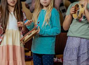Frech, wild & wundervoll: Kirche Kunterbunt für Familien in 