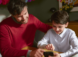 Eltern als Vorbilder beim ersten Smartphone