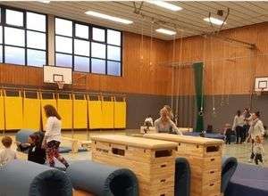 Freies Turnen in der Turnhalle für Kinder & Familien