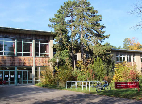 Kinderkleidung und -zubehör, Spielzeug, Bücher, Spiele