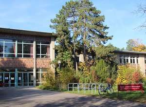 Kinderkleidung und -zubehör, Spielzeug, Bücher, Spiele