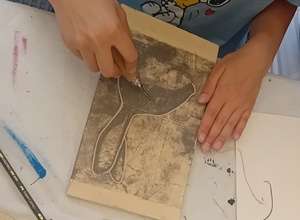 Linolschnitt und Druck auf Papier, Beutel und Shirts