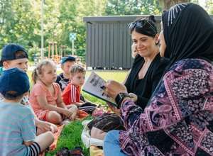 Lesen im Park: Sommer, Sonne, Ferien