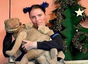 Frau Schaum und ein Dino unterm Weihnachtsbaum