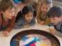 Spin Painting Kindermalen an einer kleinen Kunstmaschine