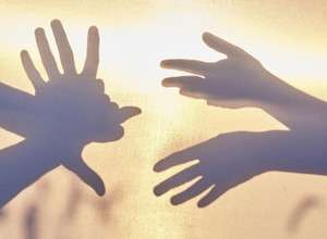 Theater mit Schatten und Licht - „Kleine Raupe zieht hinaus“