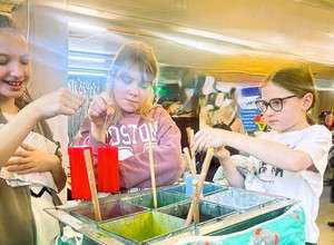 Weihnachtskerze gestalten & schnitzen – Kinderkurs Berlin