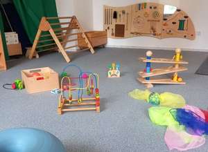 Gemütliches Familiencafé mit frischen Waffeln und Spielraum